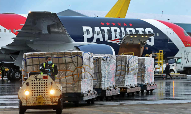 Công nhân bốc dỡ một lô hàng với hơn 1 triệu khẩu trang N95 từ một máy bay được sử dụng bởi New England Patriots, sau khi nó bay từ Thâm Quyến, Trung Quốc và hạ cánh xuống sân bay Logan, Mỹ. Ảnh: EPA.