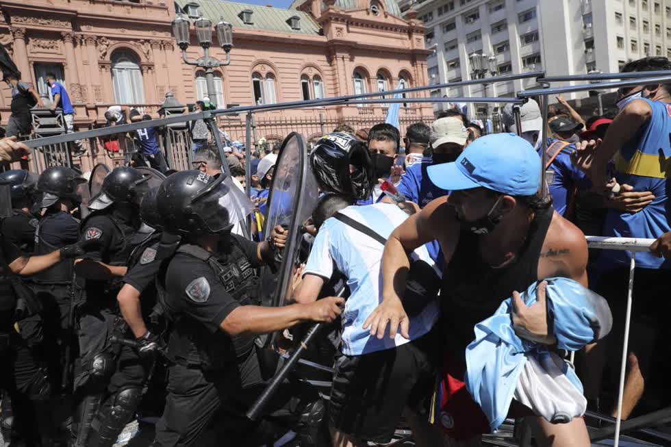 Người hâm mộ bóng đá ẩu đả với cảnh sát bảo vệ dinh tổng thống. Ảnh: AP
