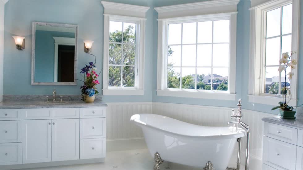 Phòng tắm nằm trên tầng cao có thể dễ dàng thiết kế cửa sổ mà không cần cân nhắc quá nhiều về sự riêng tư 