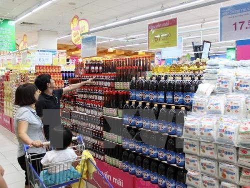 Người tiêu dùng mua hàng hóa tại hệ thống siêu thị Saigon Co.op tại TP.HCM. Ảnh: TTXVN