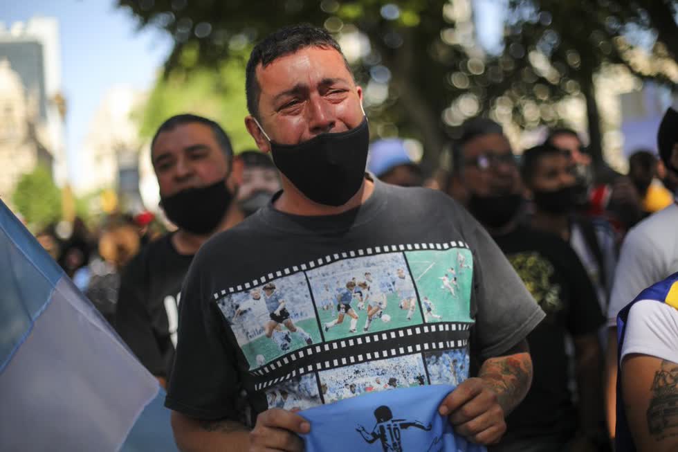 Một người đàn ông khóc khi xếp hàng bên ngoài dinh tổng thống để bày tỏ lòng kính trọng cuối cùng tới Diego Maradona.