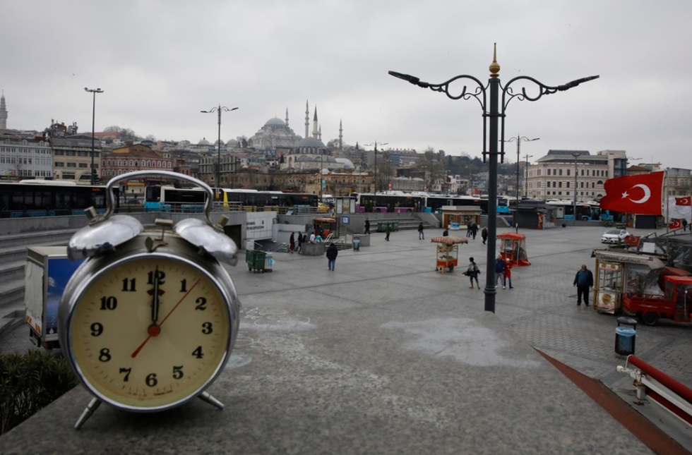   12h trưa tại điểm du lịch Eminonu ở Istanbul, Thổ Nhĩ Kỳ, chỉ có vài du khách tham quan ở thời điểm này. Theo số liệu của Bộ Y tế Thổ Nhĩ Kỳ, tính đến ngày 1/4, số ca nhiễm được chẩn đoán ở Thổ Nhĩ Kỳ đã lên tới 15.679, số ca tử vong đã lên tới 277, tăng 63 trong một ngày, phá vỡ kỷ lục trước đó.  