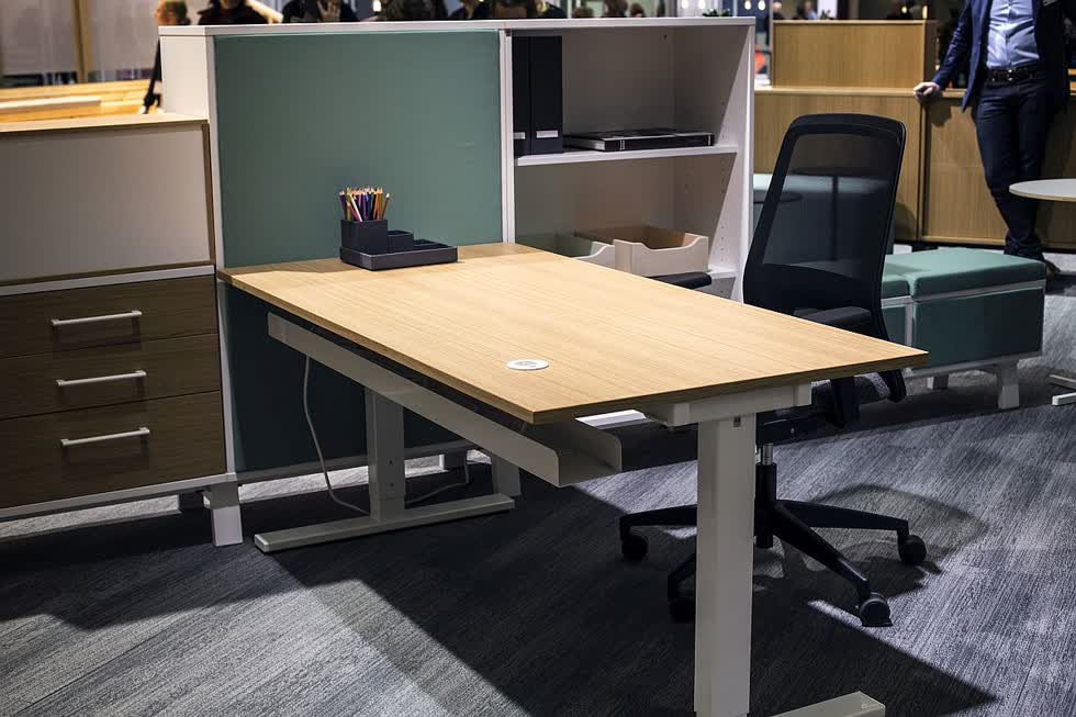 Một chiếc bàn đơn giản kết hợp ghế tựa mang đến cho bạn không gian làm việc thoải mái.