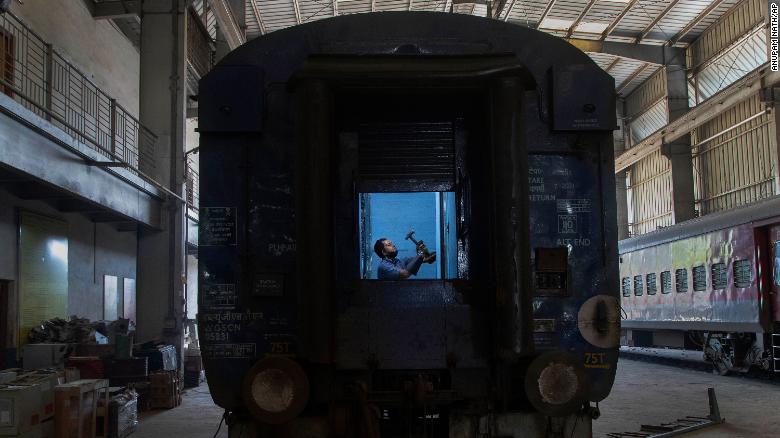 Một nhân viên đường sắt Ấn Độ làm việc để chuyển đổi một trong những toa xe thành một khu cách ly trong cuộc chiến chống lại virus corona mới ở Gauhati, Ấn Độ vào ngày 29/3/2020.