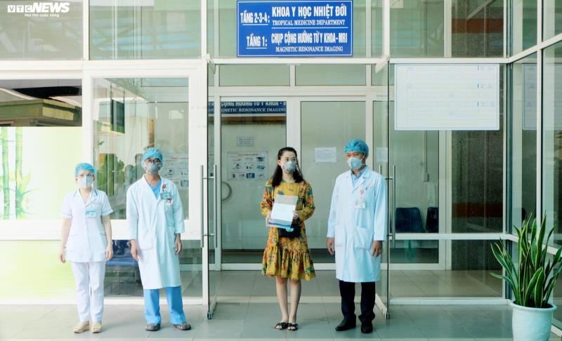   Đại diện Bệnh viện Đà Nẵng trao giấy ra viện cho bệnh nhân số 35. Ảnh Vtc.vn   