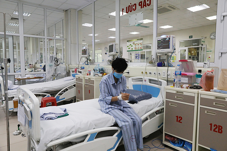 Bệnh nhân COVID-19 điều trị tại Bệnh viện Bệnh Nhiệt đới Trung ương cơ sở Đông Anh, Hà Nội, ngày 25/3. Ảnh: VnExpress.