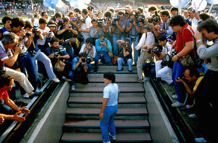   Truyền thông bao vây Maradona tại Napoli. Napoli là câu lạc bộ bóng đá Maradona khoác áo nhiều năm liền nhất từ 1984-1992. Ảnh: Guardian  