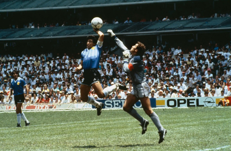   Khoảng khắc bàn tay của Chúa là bàn thắng đặc biệt trong lịch sử bóng đá thế giới được huyền thoại bóng đá Maradona thực hiện trong trận tứ kết World Cup 1986 với Anh ở Mexico. Ảnh: Getty Images  