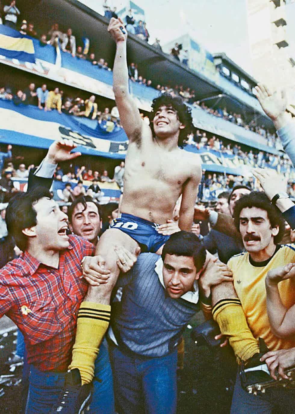 Maradona được người hâm mộ tung hô sau khi giành chức Vô địch năm 1981 cùng CLB Boca Juniors tại sân vận động La Bombonera ở Buenos Aires. Ảnh: AFP/Getty Images