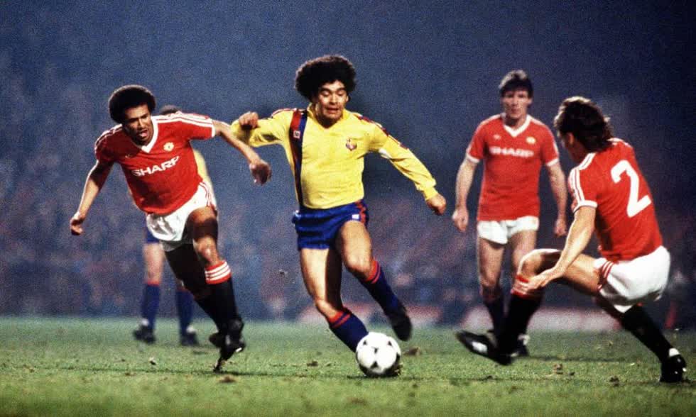 Maradona vượt qua Remi Moses (trái) và Mike Duxbury trên sân Old Trafford trong giải bóng đá giành cho các nhà vô địch châu Âu năm 1984. Ảnh: Colorsport/Shutterstock