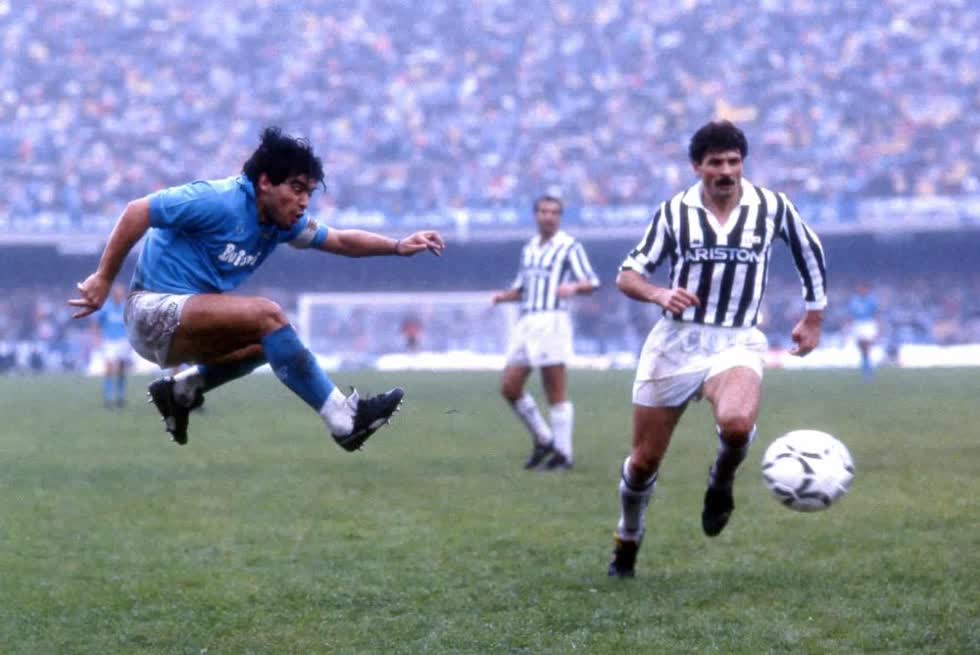 Maradona, trong mào áo SSC Napoli, trong một trận đấu với Juventus tại Serie A năm 1986. Ảnh: Alessandro Sabattini/Getty Images