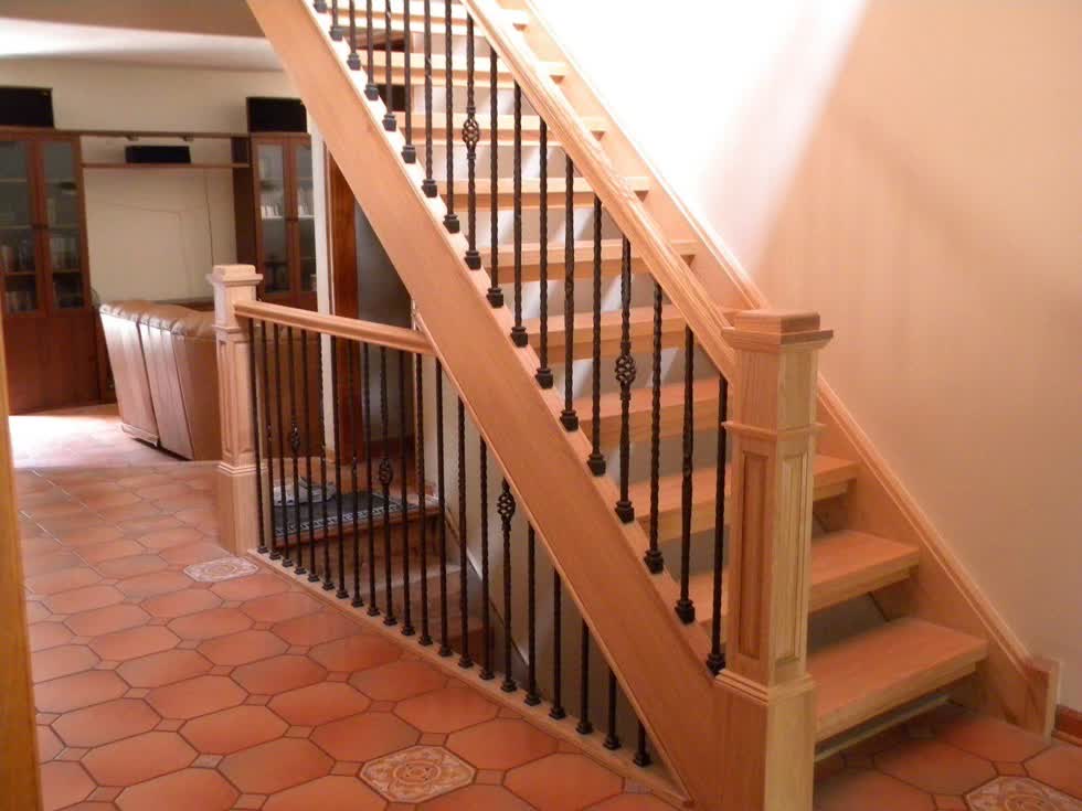 Lan can cầu thang bằng gỗ tạo nên vẻ sang trọng cho tổng thể ngôi nhà.