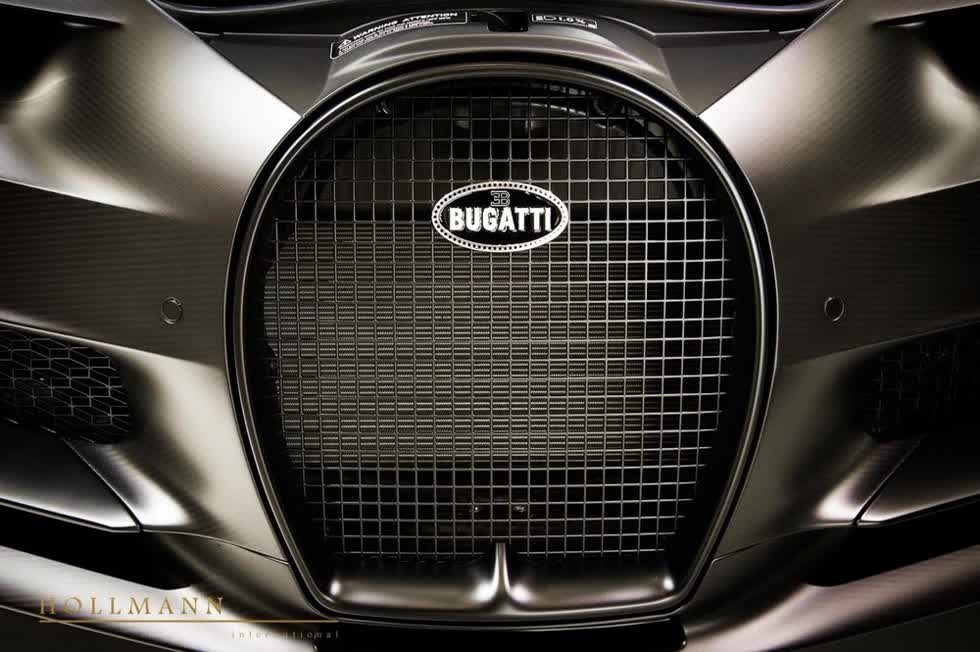  Nhiều khả năng đây là chiếc Bugatti Chiron Sport Noire Sportive đầu tiên xuất xưởng trên thế giới. Xe chỉ mới lăn bánh được có 50 km.