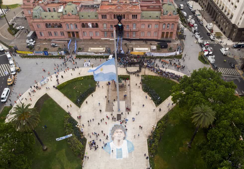 Mọi người xếp hàng để tham dự lễ tang của Diego Maradona tại dinh tổng thống ở Buenos Aires, Argentina