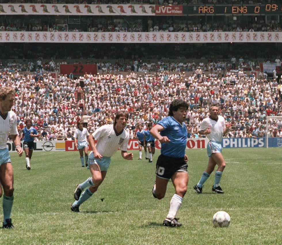 Maradona lừa bóng qua các hậu vệ của đội tuyển Anh Terry Butcher (trái) và Terry Fenwick (thứ hai, trái) và có bàn thắng thứ hai tại World Cup 1986 trong trận tứ kết Argentina - Anh. Ảnh: STAFF/AFP/Getty Images