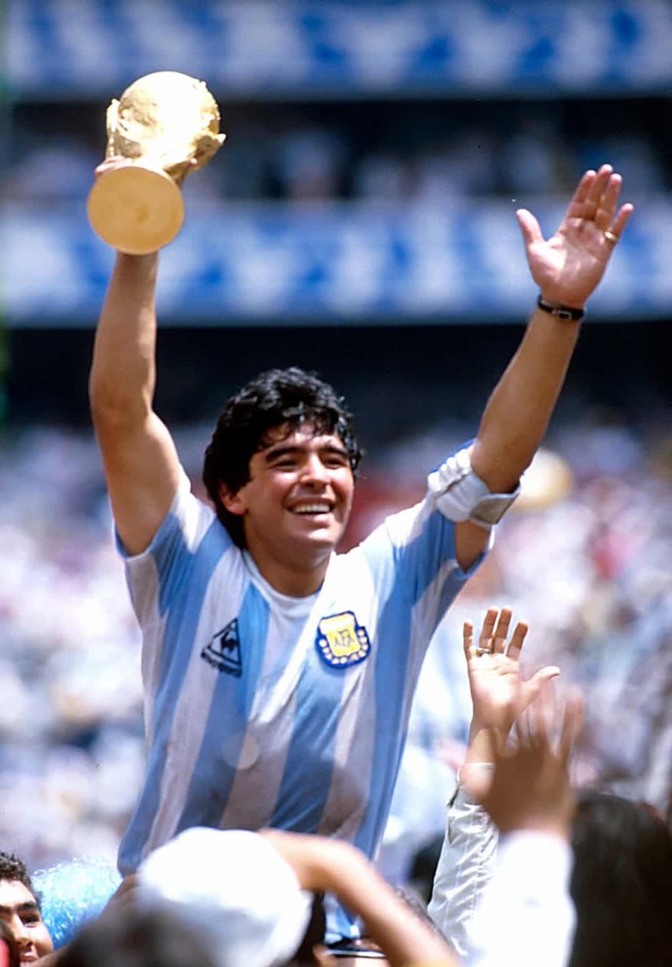 Maradona ăn mừng chức vô địch World Cup năm 1986 sau trận chung kết giữa Argentina - Tây Đức, trên sân Estadio Azteca, Mexico City. Ảnh: Alessandro Sabattini/Getty Images