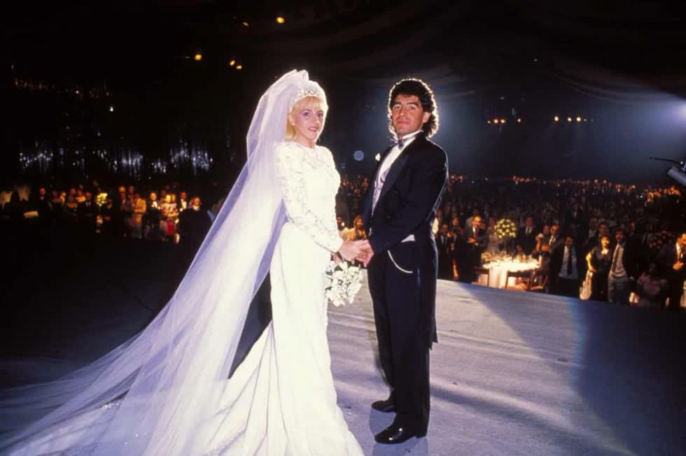 Maradona kết hôn cùng Claudia Villafañe tại Buenos Aires, Argentina, tháng 11/1989. Ảnh: Rafael WOLLMANN/Gamma-Rapho/Getty Images