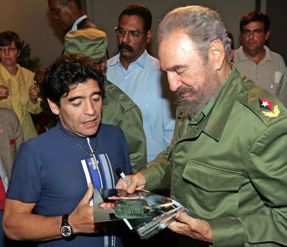 Maradona trò chuyện cùng Chủ tịch Cuba Fidel Castro trước khi ghi hình cho chương trình 