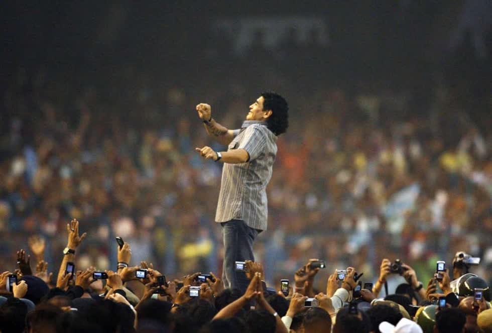 Maradona tại sân vận động Salt Lake ở Kolkata, Ấn Độ, năm 2008. Ảnh: Deshakalyan Chowdhury/AFP/Getty Images
