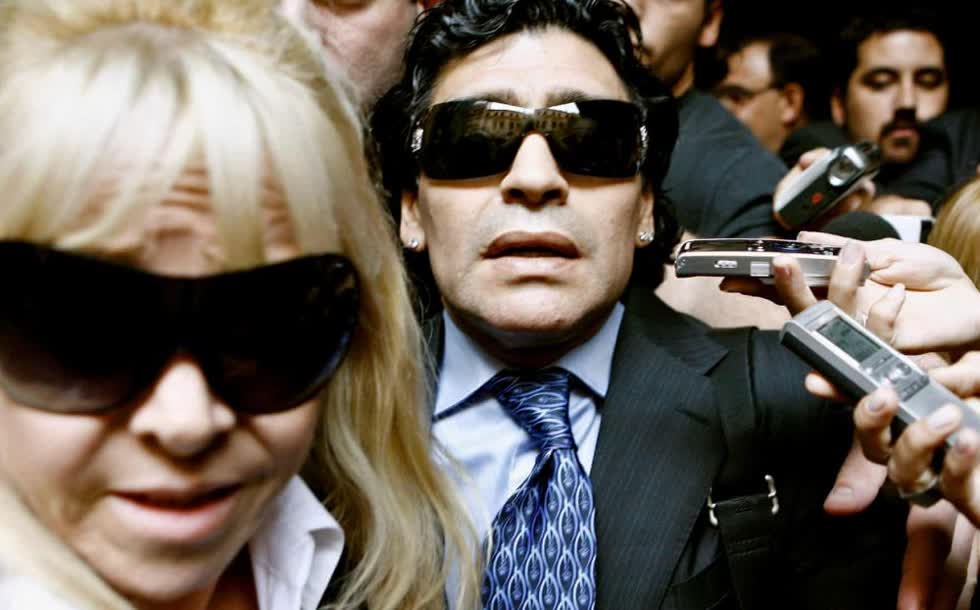 Cùng vợ cũ Claudia Villafane rời tòa án ở Buenos Aires, Argentina, ngày 23//2008, sau phiên tòa chống lại người quản lý cũ Guillermo Coppola. Ảnh: Leo la Valle/EPA
