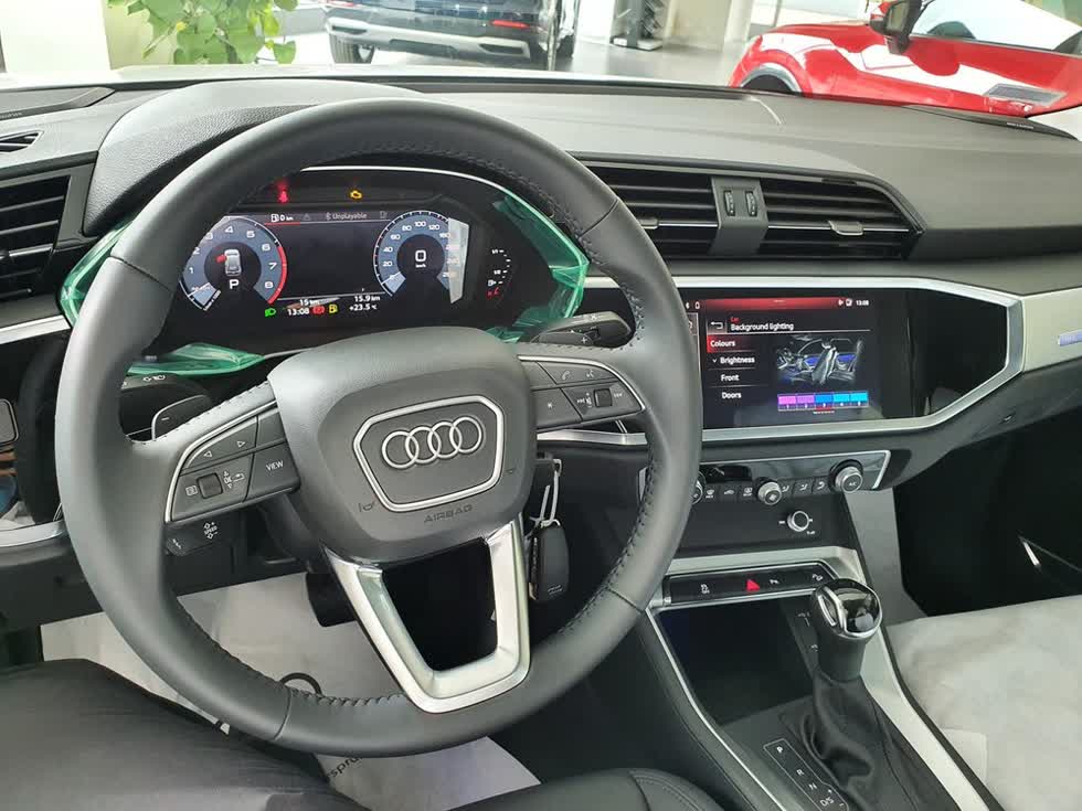 Nội thất bên trong chiếc Audi Q3 2020 bản 35 TFSI vừa về Việt Nam. Xe vẫn sử dụng chìa khoá cơ để khởi động.