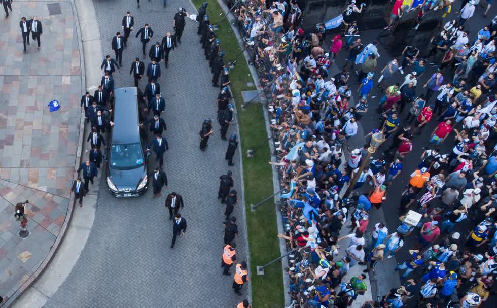 Xe tang chở quan tài Diego Maradona rời nhà chính phủ ở Buenos Aires, Argentina. Ảnh: AP