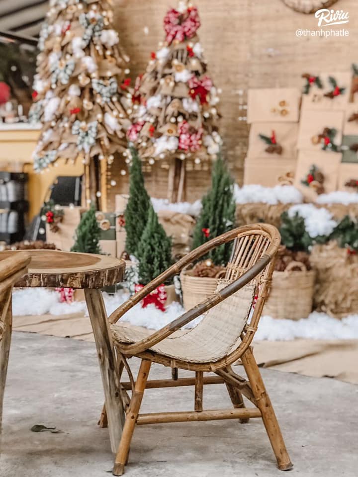 Giáng sinh đang đến gần, tại sao không ghé thăm quán cà phê trang trí Giáng sinh của chúng tôi để thưởng thức các món đồ uống thơm ngon được phục vụ trong một không gian đầy phong cách và ấm áp.