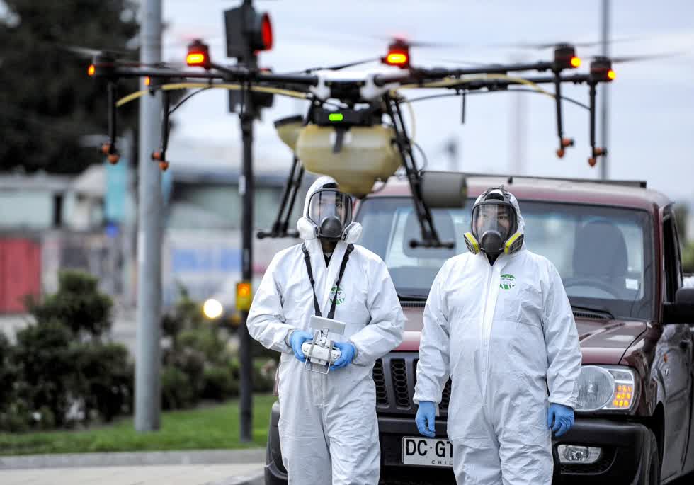 Các nhân viên cộng đồng địa phương sử dụng một máy bay không người lái phun chất khử trùng trên đường phố trong thời gian dịch bệnh COVID-19 ở Talcahuano, Chile. Ảnh: Reuters.