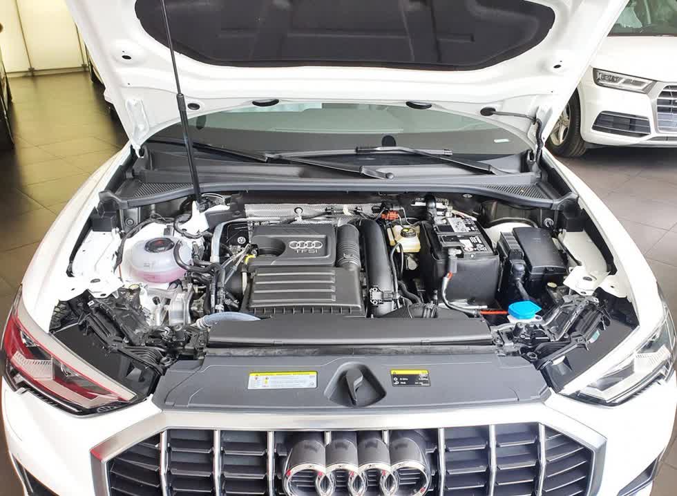 Động cơ bên dưới nắp ca-pô của chiếc Audi Q3 2020 bản 35 TFSI có dung tích 1.4L.