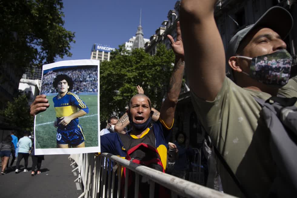 Người hâm mộ bóng đá xếp hàng để xem quan tài có thi thể của Diego Maradona lần cuối tại dinh tổng thống ở Buenos Aires, Argentina.