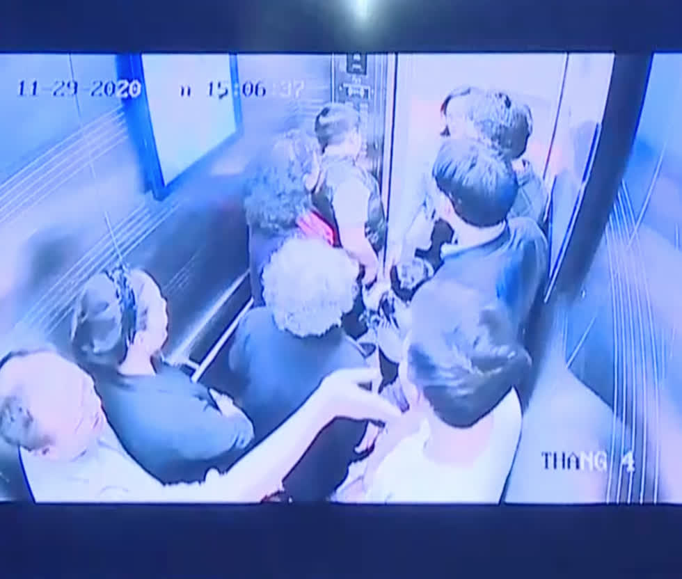 Các nhận nhân trong thang máy trước khi xảy ra sự cố. Ảnh cắt từ clip