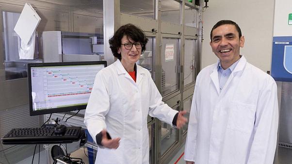 Vợ chồng ông Ugur Sahin - bà Ozlem Tureci đứng sau thành công của vaccine Covid-19 sản xuất cùng Pfizer. Ảnh: Euronews