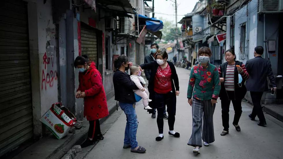 Người dân đeo khẩu trang khi đi ra đường, thành phố Vũ Hán, Trung Quốc ngày 5/4. Ảnh: Reuters