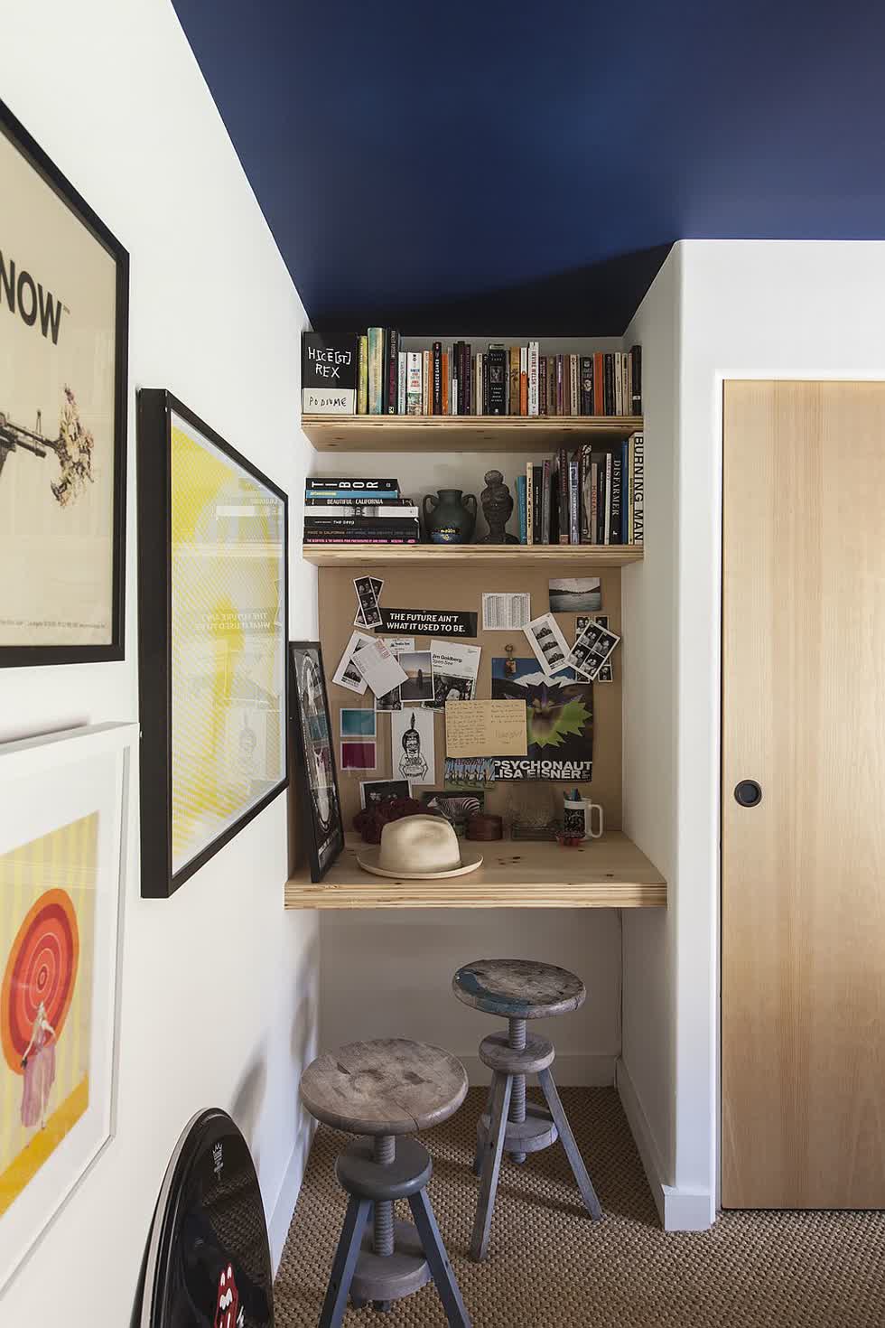 Khéo léo bài trí một chút, hốc tường phòng ngủ cũng có thể trở thành văn phòng tại gia siêu nhỏ, siêu tiện dụng.