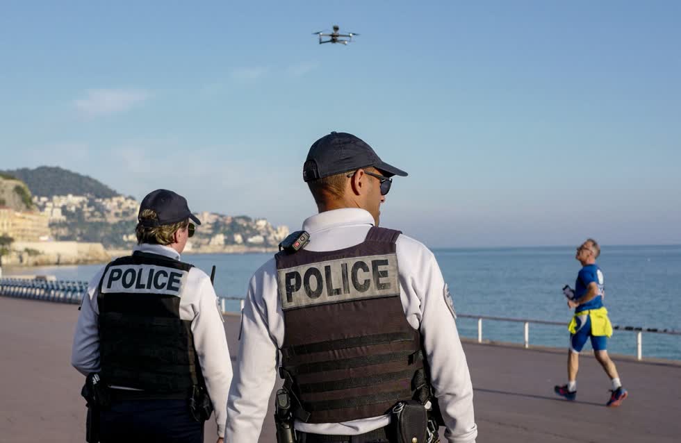 Cảnh sát sử dụng máy bay không người lái để thông báo cho người dân trên vùng Promrnade des Anglais, thuộc Pháp. Ảnh: AFP.