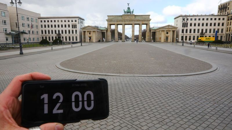  Cổng thành Brandenburg ở Berlin, Đức 12h trưa.  