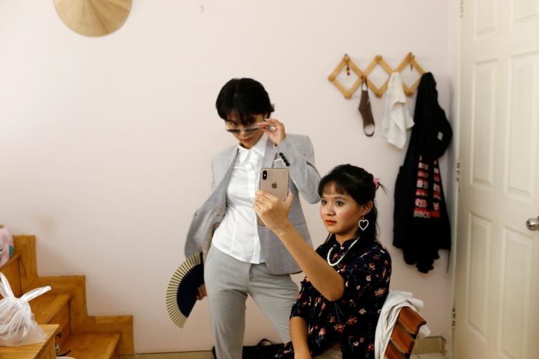 Nhu (trái), 23 tuổi và Thanh, 21 tuổi, chụp ảnh cho các trang Instagram và Tik Tok của họ khi họ ở nhà tại TP.HCM ngày 5/4.