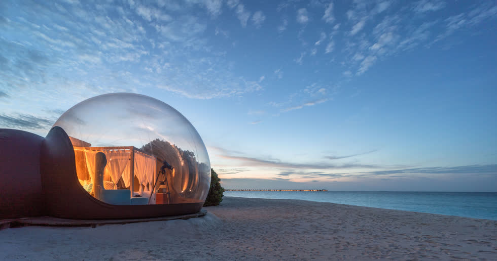 Khách nghỉ tại đảo Finolhu của Maldives có thể ở trong “lều bong bóng” riêng trên bãi biển.