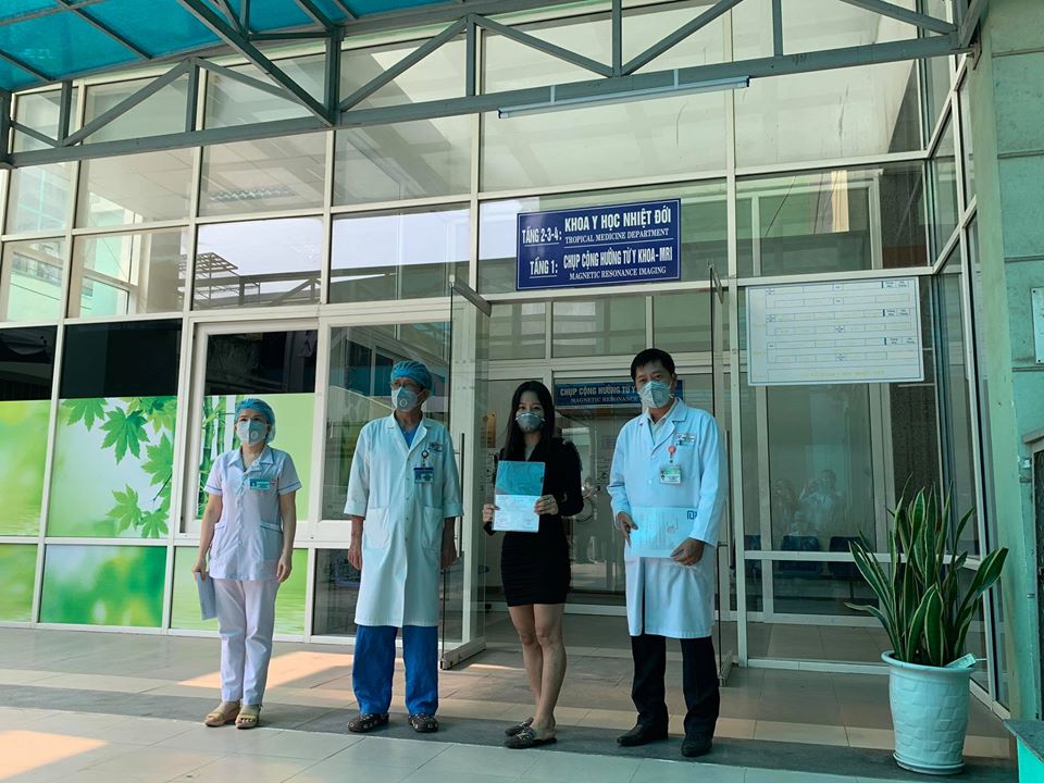   Nữ bệnh nhân điều trị tại Bệnh viện Đà Nẵng trong ngày được công bố khỏi bệnh.  