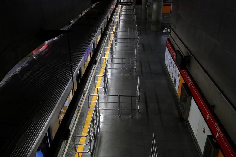 Ga tàu điện ngầm Se được nhìn thấy trống rỗng vào ngày đầu tiên bị khóa bởi chính quyền tiểu bang vì dịch bệnh COVID-19 tại trung tâm thành phố Sao Paulo, Brazil, ngày 24/3/2020.