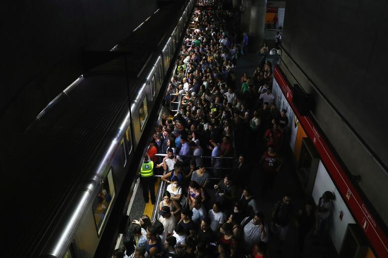 Mọi người tập trung tại ga tàu điện ngầm Se bất chấp dịch bệnh COVID-19 ở Sao Paulo, Brazil, ngày 16/3/2020. 