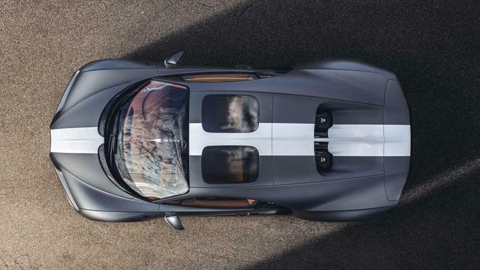 Một trong những sáng tạo kỳ lạ của Bugatti trong lĩnh vực này là động cơ 24 lít có hai khối 8 xi-lanh thẳng hàng, vì vậy thay vì động cơ V16, nó giống một chiếc U16 hơn.