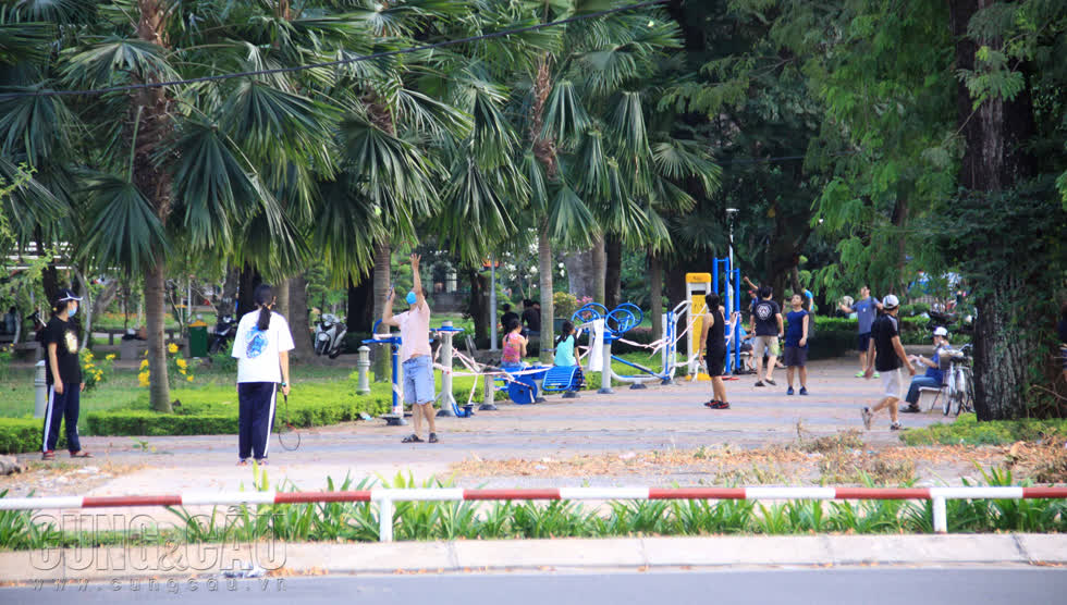 Hình ảnh ghi nhận tại công viên Gia Định (Gò Vấp) trong những ngày qua. Để hạn chế lây lan, các máy tập thể dục công cộng đã được niêm phong, không cho người dân tiếp xúc.