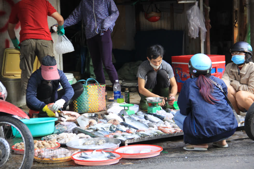 Tại các chợ truyền thống, các tiểu thương và người mua đều có ý thức bảo vệ bản thân trong mùa dịch.