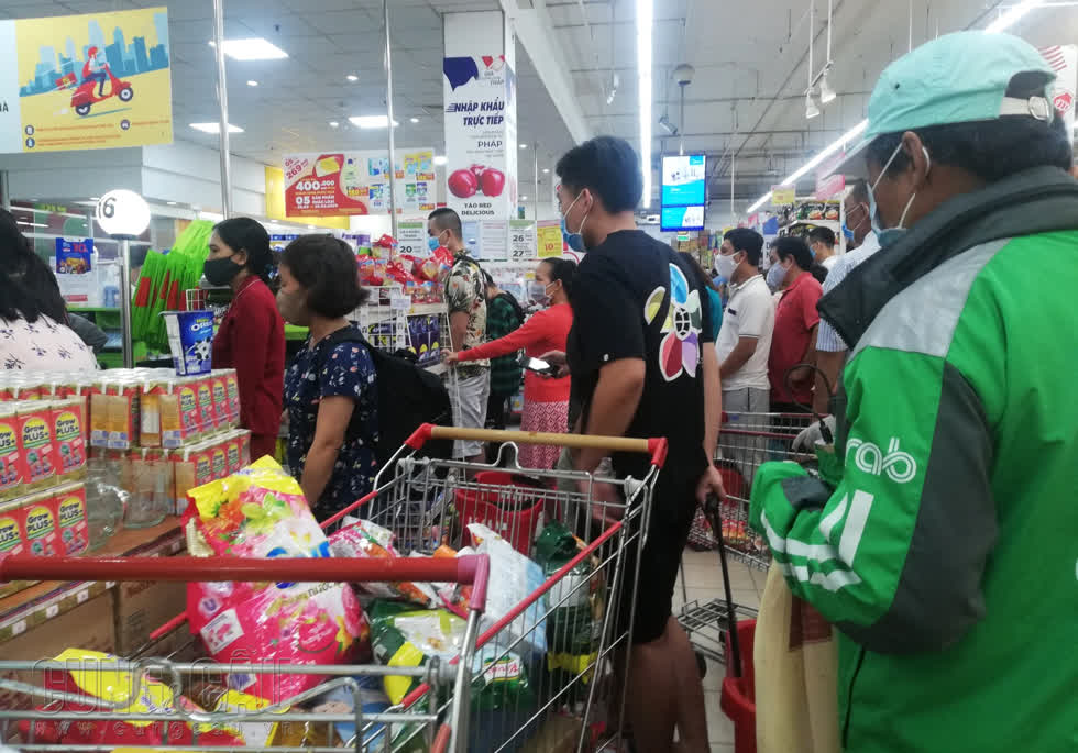 Hình ảnh ghi nhận tại hệ thống siêu thị Big C (Gò Vấp), gần như mọi người dân đến đây đều mang khẩu trang.