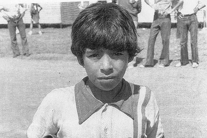 Diego Maradona những năm đầu vun đắp tình yêu cho bóng đá.