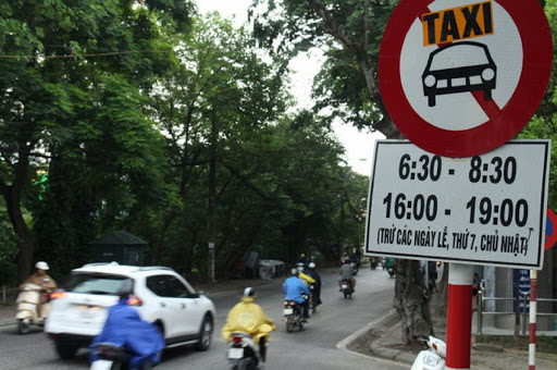 Nếu được chấp thuận, Hà Nội tạm thời dỡ bỏ biển cấm taxi trên 10 tuyến phố.