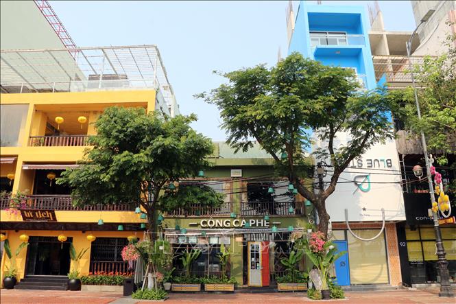  Các cơ sở kinh doanh dịch vụ trên đường Bạch Đằng (Đà Nẵng) nơi thu hút nhiều người dân, du khách đến vui chơi giải trí đã đóng cửa theo quy định. Ảnh: TTXVN  