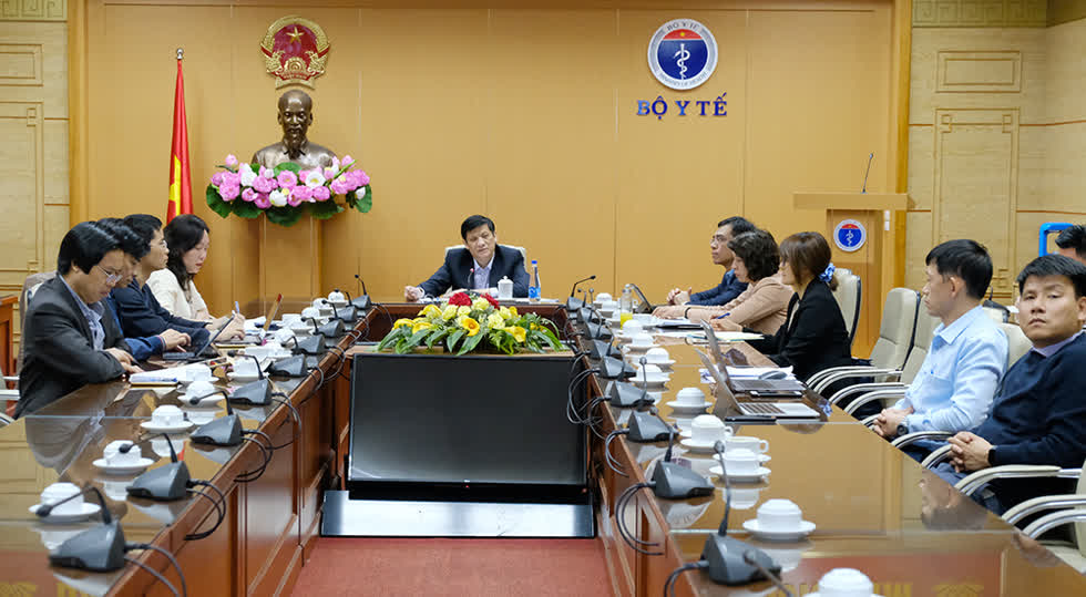   GS.TS Nguyễn Thanh Long, Bộ trưởng Bộ Y tế chủ trì cuộc họp khẩn chiều ngày 30/11 tại điểm cầu Bộ Y tế Ảnh: Bộ Y Tế.  