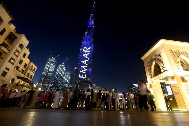 Người dân đứng tại tòa nhà cao nhất thế giới, tại Dubai ngày 11/3/2020.